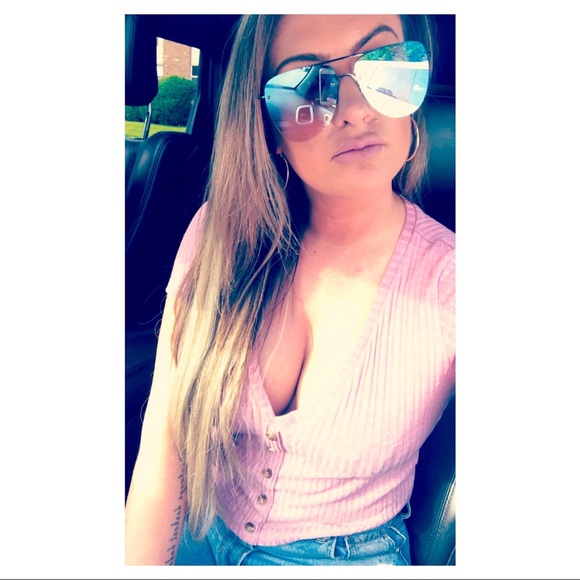 Meet your Posher, Caitlin - Picture 5 of 6